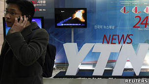 韩国首尔联合电视新闻台（YTN）总部外一名记者驻足讲电话（20/3/2013）