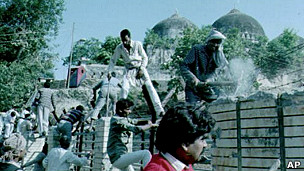 बाबरी मस्जिद ढाहने की कोशिश में कारसेवक