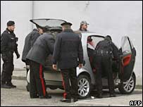 Policiais durante operação em Nápoles em novembro