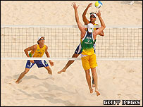 Semifinal em Pequim entre Ricardo/Emanuel (de amarelo) e Márcio/Fábio Luiz (de verde)