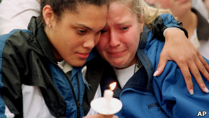 Alunas em missa por mortos na escola de Columbine