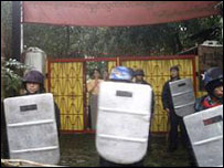 Bà Aung San Suu Kyi ra chào đoàn biểu tình