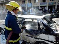 مامور آتش نشانی در بغداد ماشينی را خاموش می کند