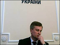 Валентин Наливайченко вважає, що нічого політичного в цьому рішенні немає. Невідомо, чи ФСБ погоджується