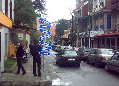 Megjithatë, zyrtarët e BE-së paralajmërojnë shqiptarët që të mos abuzojnë me këtë liri të tyre. BE-ja ka ngritur një sistem monitorues për qytetarët e Ballkanit Perëndimor.