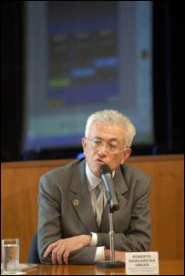 O ministro Mangabeira (foto: Antônio Cruz/ Agencia Brasil)