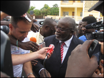 Sanhá (ao centro) depois de votar