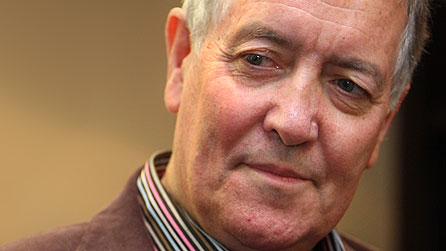 Hywel Gwynfryn - un o leisiau Radio Cymru o'r Maes