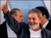 O presidente Luiz Inácio Lula da Silva comemora a sua reeleição (29/10/2006)
