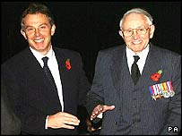 ٹونی بلیئر اپنے والد لیو بلیئر کے ہمراہ