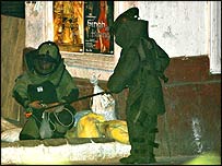 بم سکواڈ کناٹ پلیس میں ایک سینما کے سامنے پھٹنے سے قبل ہی بم ناکارہ بنا رہا ہے