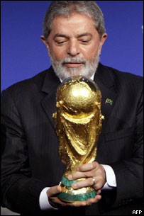 O presidente Lula, com a Taça Fifa, durante a cerimônia na Suíça