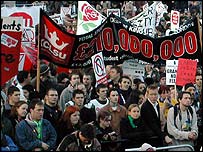 大学生示威，抗议当局收学费