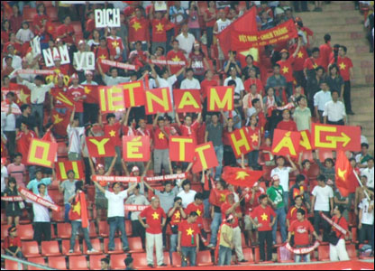 Các cổ động viên ghép hình thành câu 'Việt Nam quyết thắng'
