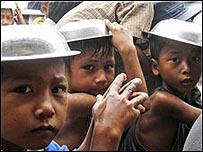 बर्मा में पीड़ित बच्चे