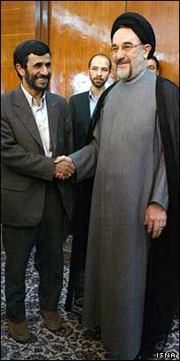 محمد خاتمی (راست) و محمود احمدی نژاد