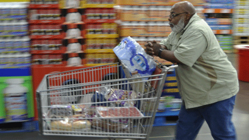 一名男子在洛杉矶比较贫穷的地区Inglewood的仓储式大型连锁超市