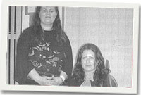 Karina Wyn Davies y beirniad yn llongyfarch Mari ar ennill y gadair