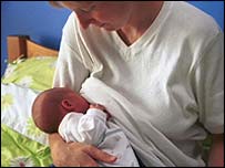 مادری به فرزندش شیر می دهد