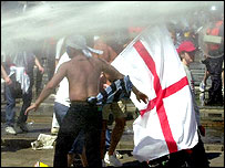 Fanoušci s anglickou vlajkou