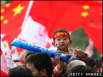 Một em bé Trung Quốc chào đón lễ rước đuốc Olympics