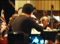 بھارتی نژاد فنکار جارج میتھیوز نے کنسرٹ کی قیادت کی