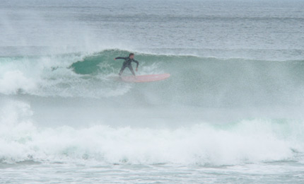 And one for the backhand too ... a longboarder tries to find a Causeway high line. Pic: Ger 06
