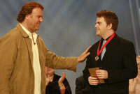 Bryn Terfel yn llongyfarch Rhys Taylor