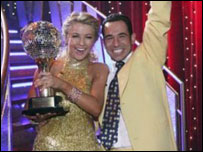 Hélio Castroneves e Julianne Hough. Crédito: ABC/Carol Kaelson