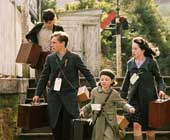 The children (Skandar Keynes, William Moseley, Georgie Henley, Anna Popplewell) arriving at the station in the film.