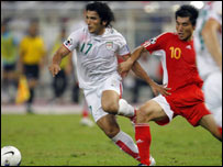 伊朗与中国队员争球