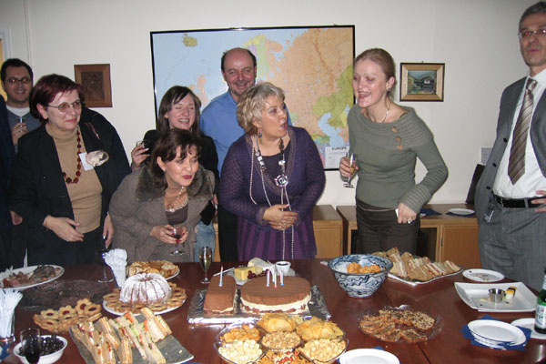 (од лево) Томе Џамбазовски, Надица Кировска, Марија Дивитарова, Атанас Кировски, (долу) Билјана Георгиевска, Жанета Скерлев, Маја Петрушевска, Зоран Стевановски