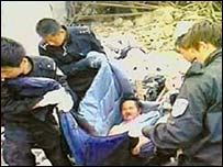 चीन भूकंप में बचाए गए बुज़ुर्ग