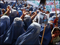 زنانی که از برنامه خانم کانتونی بهره برده اند برای آزادی او تظاهرات می کنند