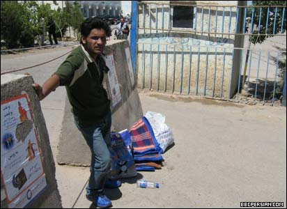 اینها تمام وسایل این مهاجر جوان است که از ایران اخراج شده است