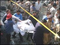 انتقال يکی از قربانيان بمب گذاری