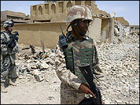 تصویر یک سرباز عراقی و یک سرباز آمریکایی