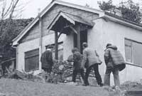 Ditectifs yn ymchwilio - un o nifer o luniau yn y llyfr