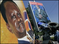 پوسترهای انتخاباتی کیباکی (راست) و اودینگا