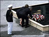 Tổng thống Bush và phu nhân đặt vòng hoa tưởng niệm tại Ground Zero