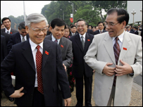 Chủ tịch QH Nguyễn Phú Trọng, người đi đầu, cùng tổng bí thư ĐCS Nông Đức Mạnh, đằng sau là TT Phan Văn Khải