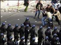 Polícia enfrenta manifestantes em Buenos Aires
