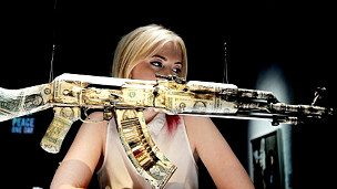 用纸币包裹的步枪