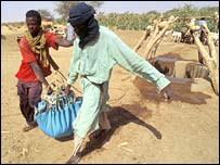 Afrika'da gıda malzemeleri taşıyan kişiler