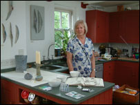 Bà Alison Edwards trưng bày trong bếp