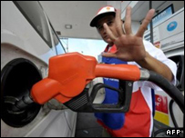 جایگاه فروش بنزین در مانیل پایتخت فیلیپین