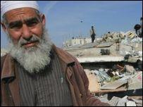 5 Ocak 2009 - İsrail hava saldırısı sonrası enkazı tarayan Filistinliler