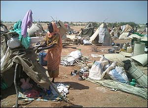 Žena se pokouší postavit přístřešek. Mnoho lidí říká, že ztratili majetek a přišli také o členy rodiny.