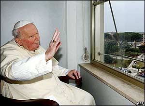 Jan Pavel II. v okně nemocnice