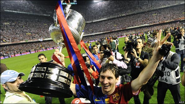 Lionel Messi holds aloft the Spanish Cup